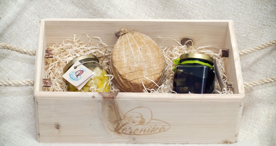 Božićni poklon paketi Veronika delikatesa